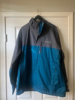 Columbia Men's Two-Tone Gray and Teal Omni-Tech Omni Heat Rain Jacket